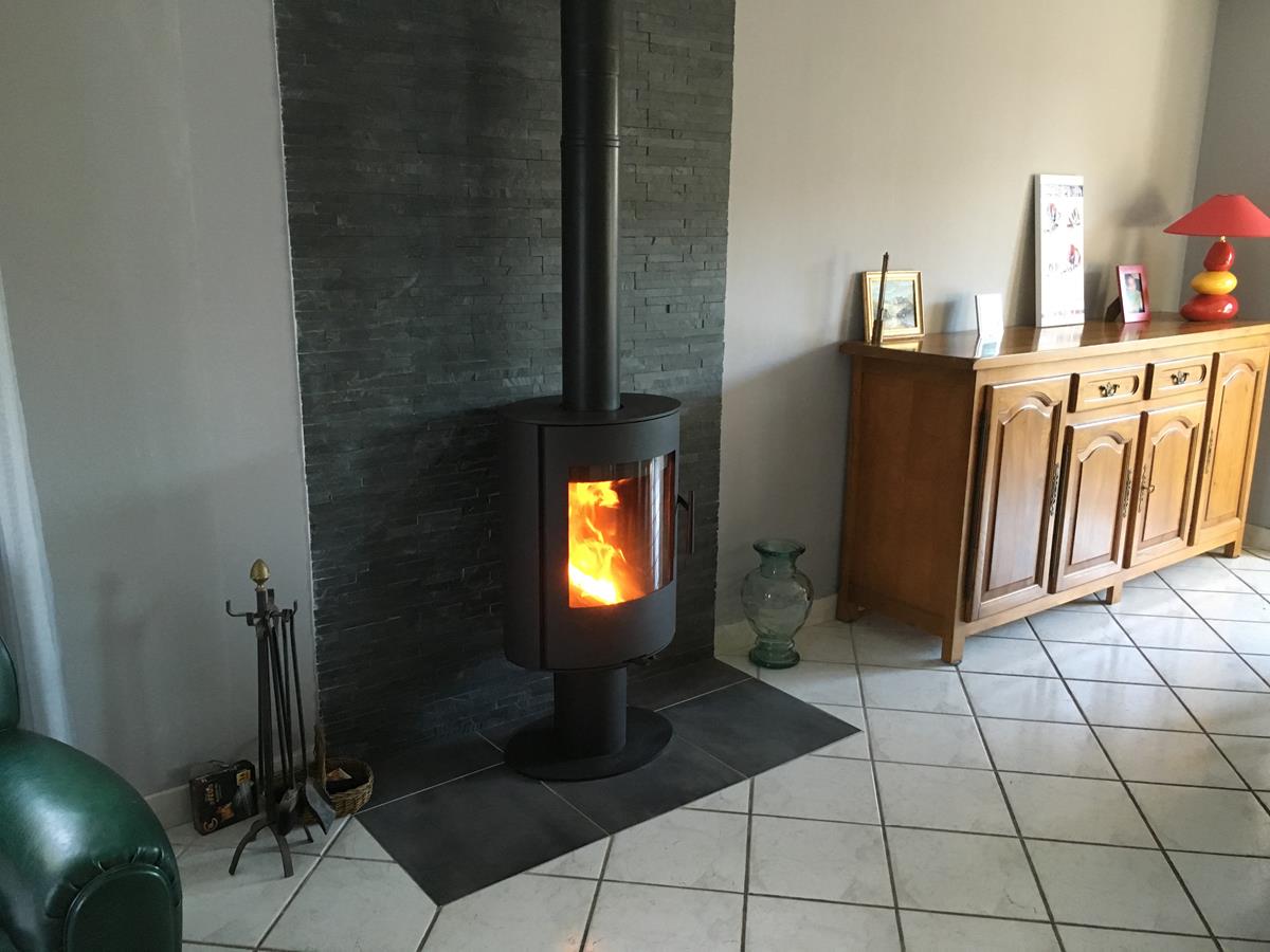 - Installation d'un poêle à bois ROMOTOP Evora T, finition acier, appareil orientable à 360°, poêle étanche et raccordable à l'air extérieur.